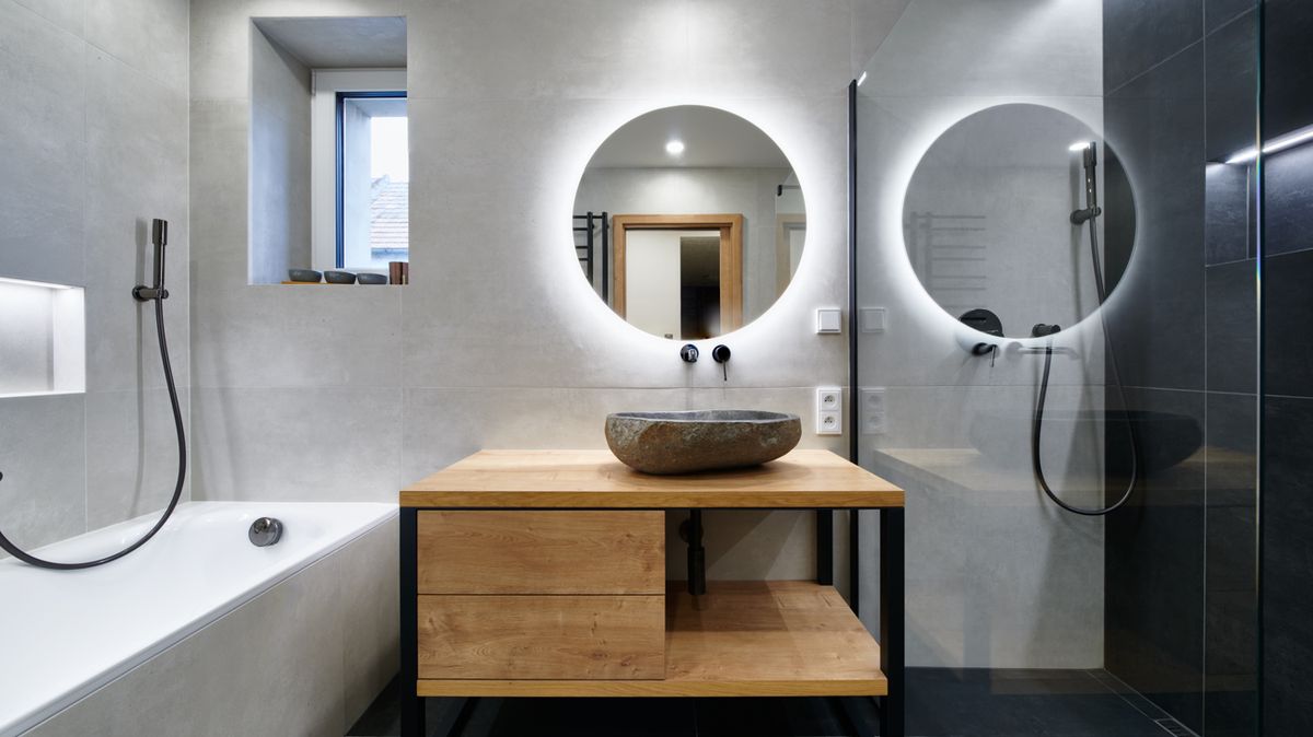 Architekti proměnili vstupní část domu a v koupelně vykouzlili prostor pro sprchový kout i vanu